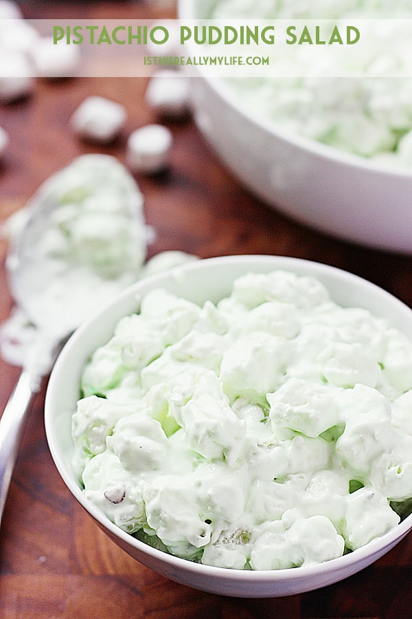 Ensalada de pudín de pistacho: mi madre es famosa por esta ensalada de pudín de pistacho y, aunque es más dulce que una ensalada, ¡sigue siendo la guarnición perfecta para el verano! | medio rayado. con