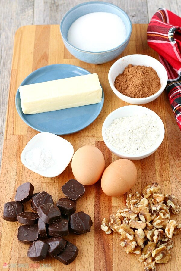 ¡Es temporada de galletas, y estas galletas navideñas con chispas de chocolate **deben** estar en tu lista para hornear! Los amantes del chocolate se regocijan!! ingredientes de la galleta con chispas de chocolate