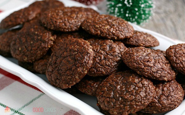 ¡Es temporada de galletas, y estas galletas navideñas con chispas de chocolate **deben** estar en tu lista para hornear! Los amantes del chocolate se regocijan!! galletas con trocitos de chocolate en un plato