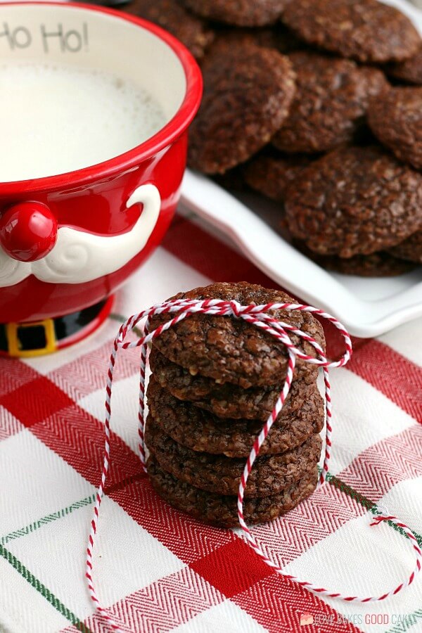 ¡Es temporada de galletas, y estas galletas navideñas con chispas de chocolate **deben** estar en tu lista para hornear! Los amantes del chocolate se regocijan!! ¡Galletas con chispas de chocolate para Papá Noel!