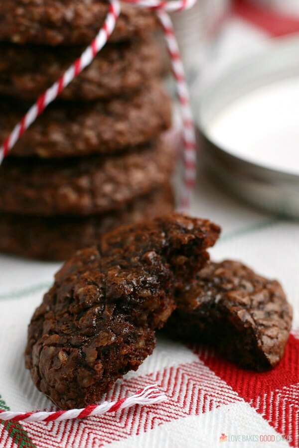 ¡Es temporada de galletas, y estas galletas navideñas con chispas de chocolate **deben** estar en tu lista para hornear! Los amantes del chocolate se regocijan!! galleta con chispas de chocolate a la mitad