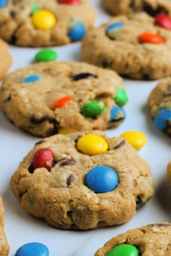 galletas monstruosas planas en la superficie