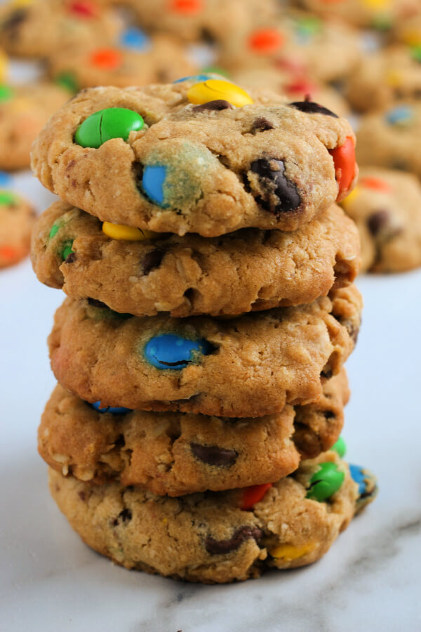 pila alta de galletas monstruosas