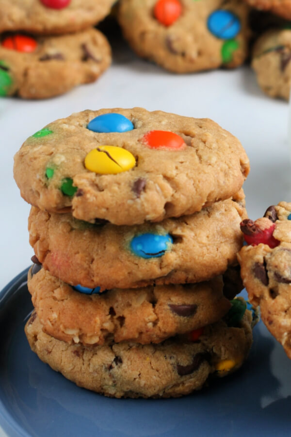 pila de cuatro galletas monstruosas