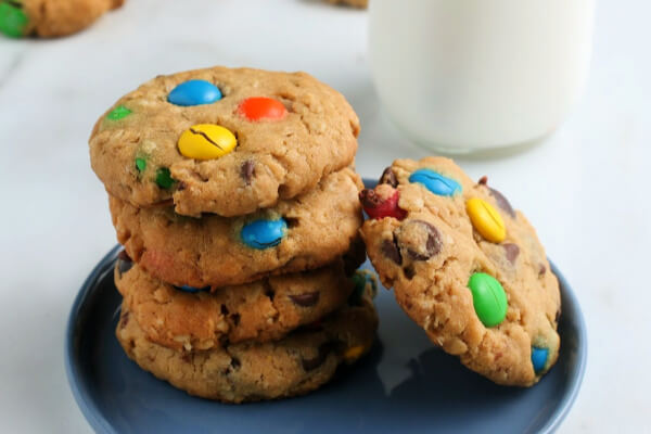 Galletas de monstruo apiladas en un plato