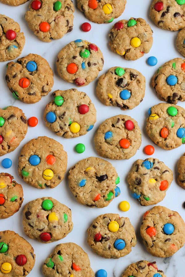 sobrecarga de demasiadas Monster Cookies en la mesa