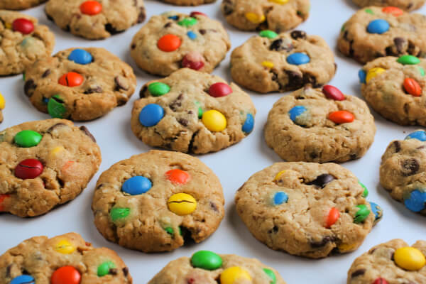 galletas monstruosas en la mesa