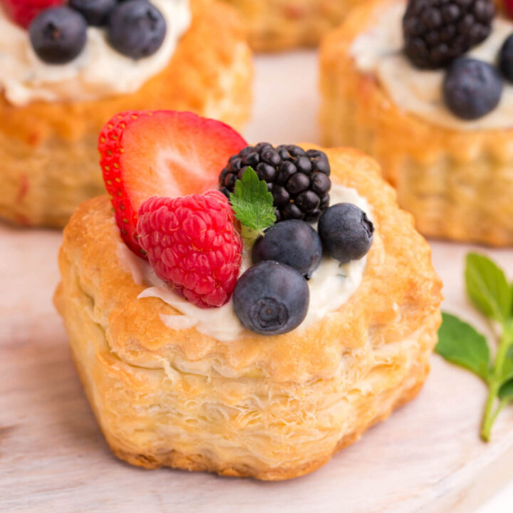 primer plano de pastel de mojito de bayas