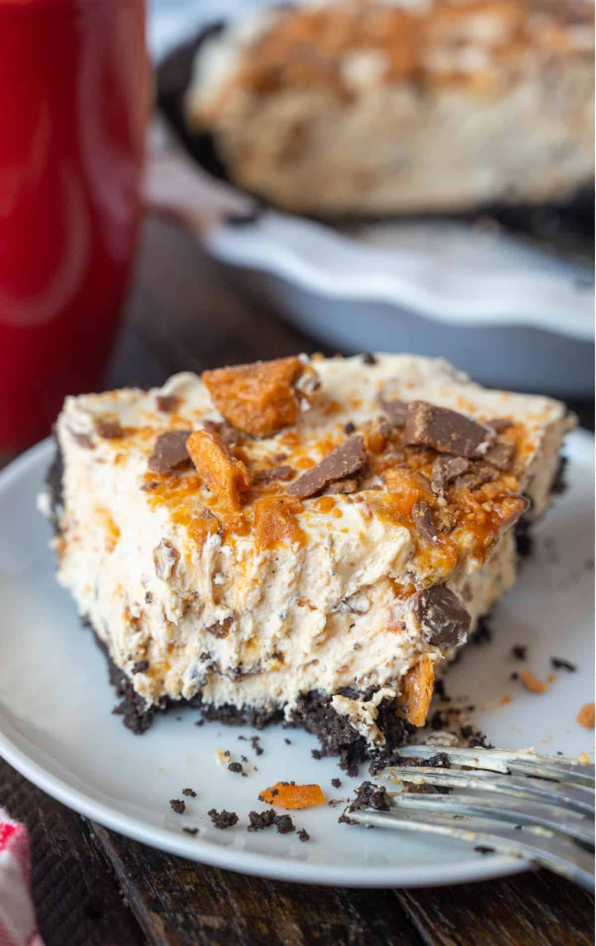 Un trozo de pastel extraído de una rebanada.