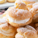 bocanadas de crema francesas clásicas apiladas en la placa