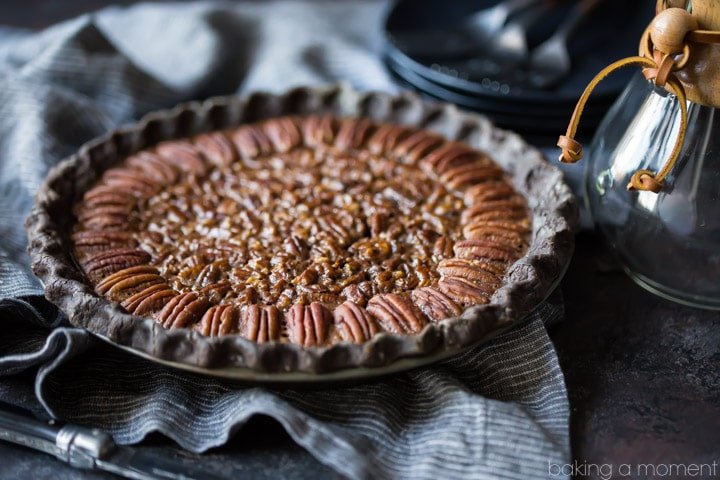 Pastel de nuez con chocolate doble: lleve su pastel de nuez al siguiente nivel con una corteza de chocolate y un relleno de nuez con chocolate dulce y pegajoso. ¡Hecho sin jarabe de maíz! empanadas dulces