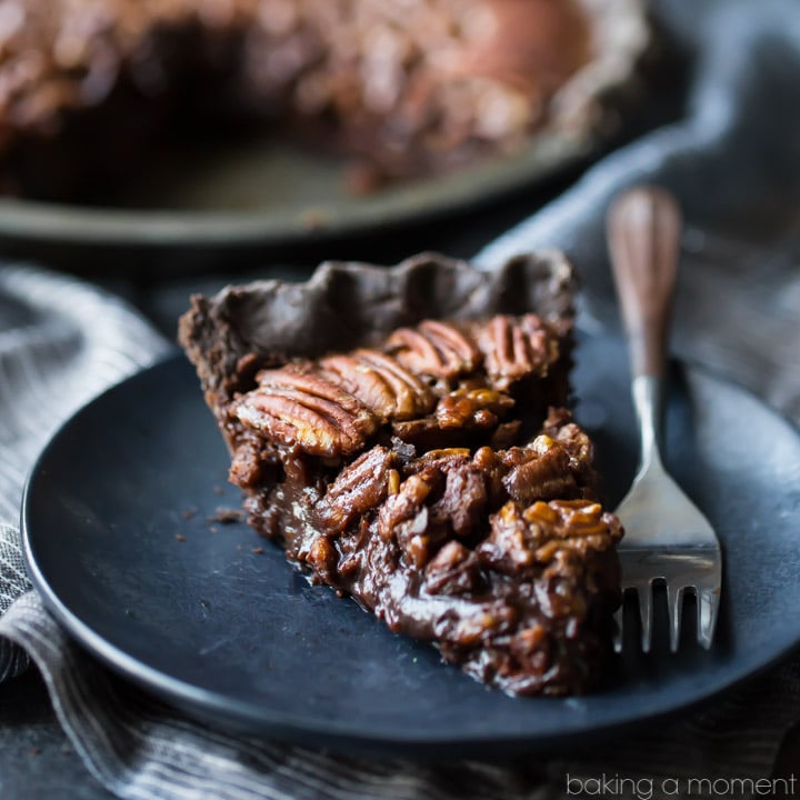 Pastel de nuez con chocolate doble: lleve su pastel de nuez al siguiente nivel con una corteza de chocolate y un relleno de nuez con chocolate dulce y pegajoso. ¡Hecho sin jarabe de maíz! empanadas dulces