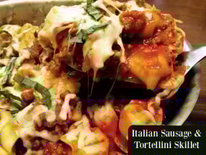 Salchicha italiana y tortellini en una sartén | Las recetas de la tía Bee