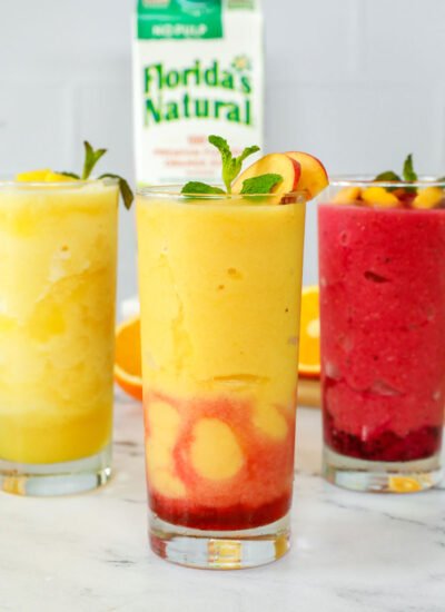 Tres vasos de jugo de naranja.