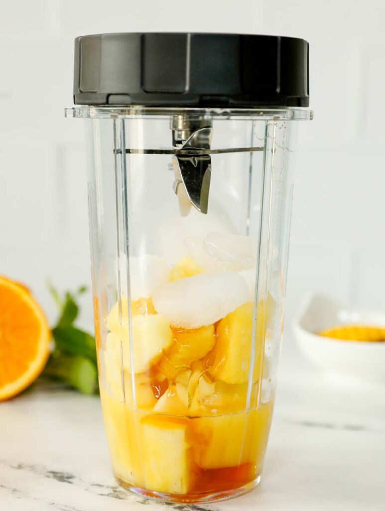 Granizado de piña en una licuadora para licuar.