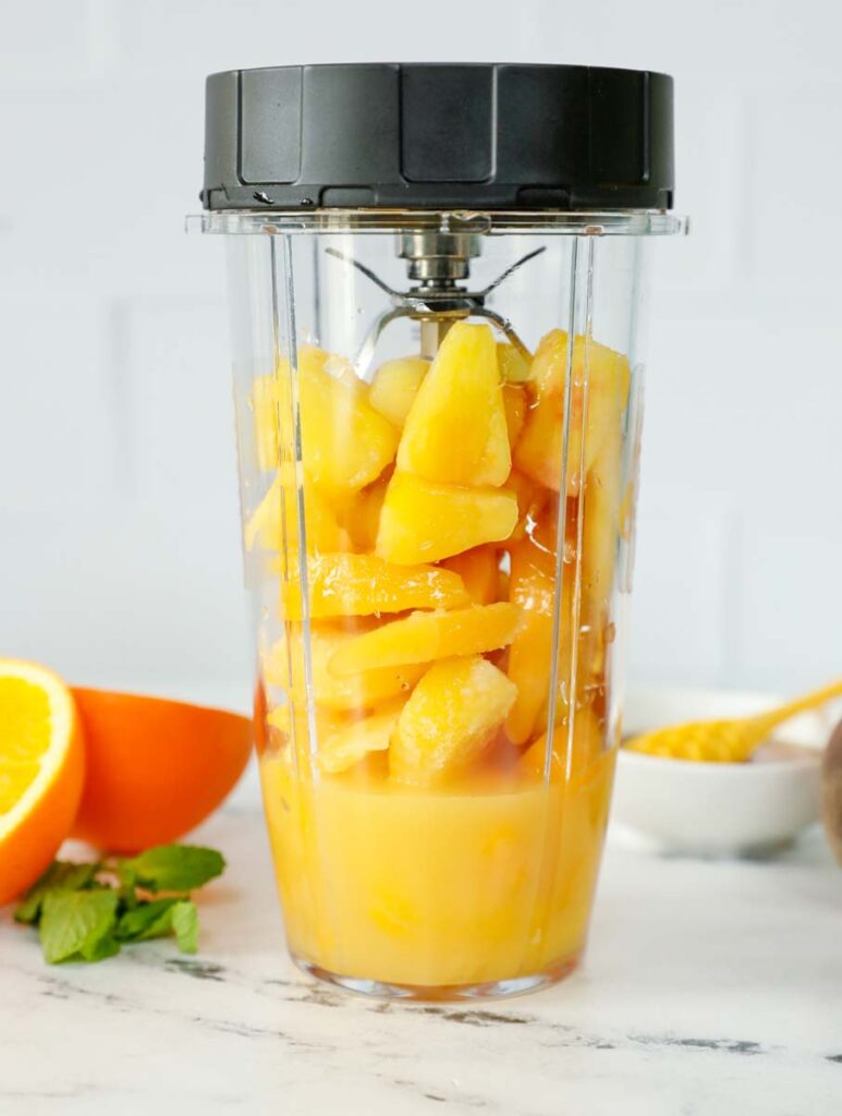 Ingredientes para el Slurry de Peach N' Orange en la licuadora.