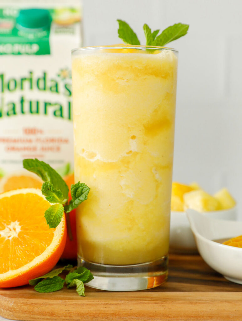 Granizado de piña en un vaso alto.