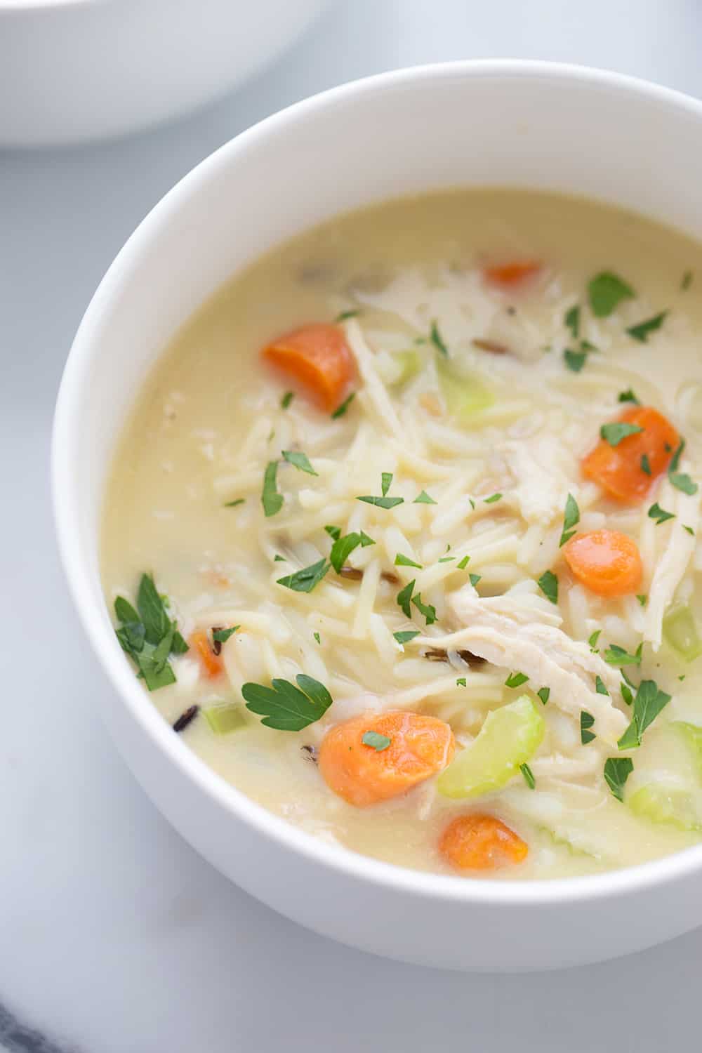 Sopa cremosa fácil de pollo y fideos de arroz: ¿necesita una comida reconfortante entre semana que también sea rápida y fácil? ¡Prueba esta cremosa sopa de fideos con pollo y arroz! #sopa #pollo