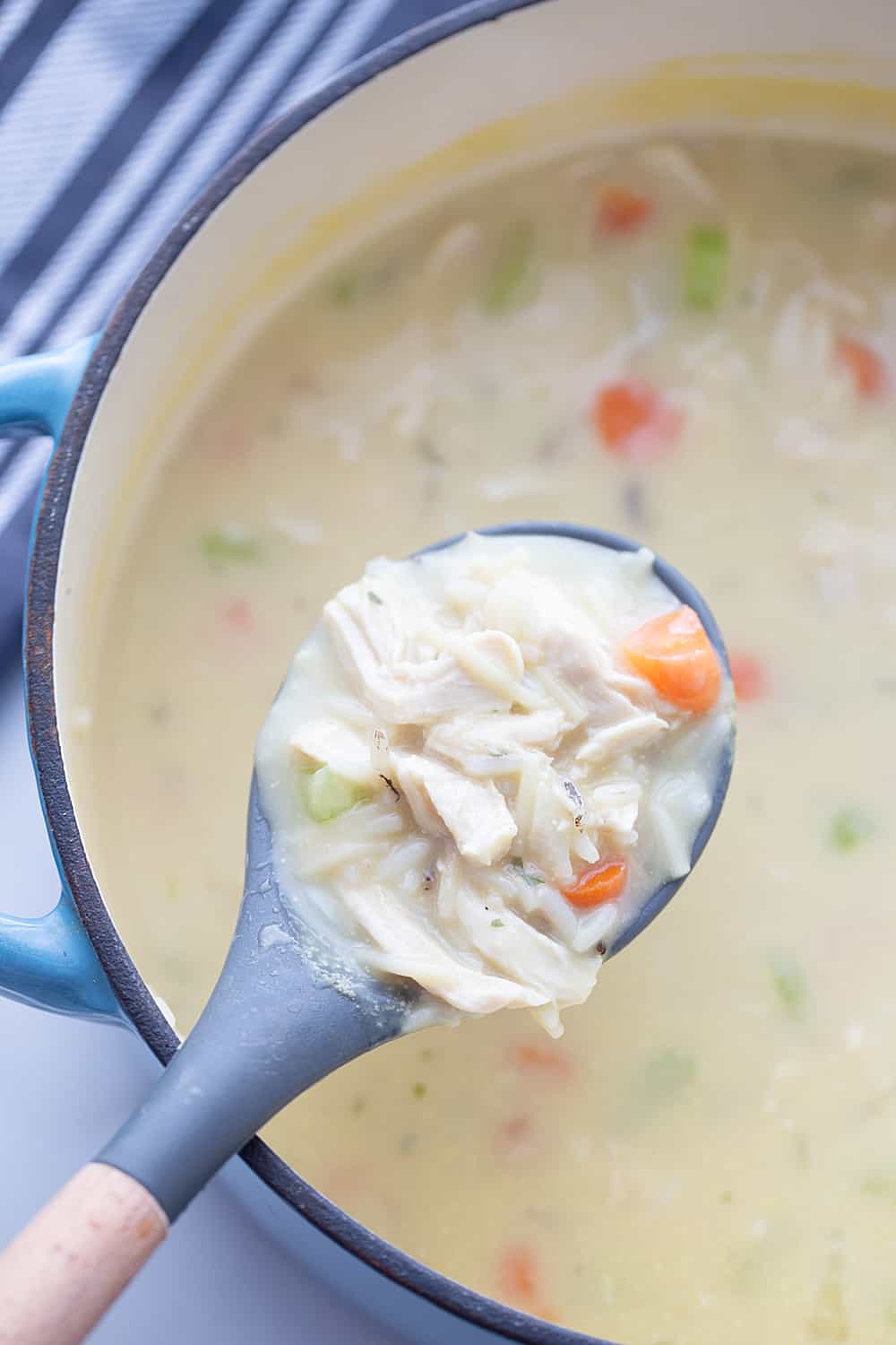Sopa cremosa fácil de pollo y fideos de arroz: ¿necesita una comida reconfortante entre semana que también sea rápida y fácil? ¡Prueba esta cremosa sopa de fideos con pollo y arroz! #sopa #pollo