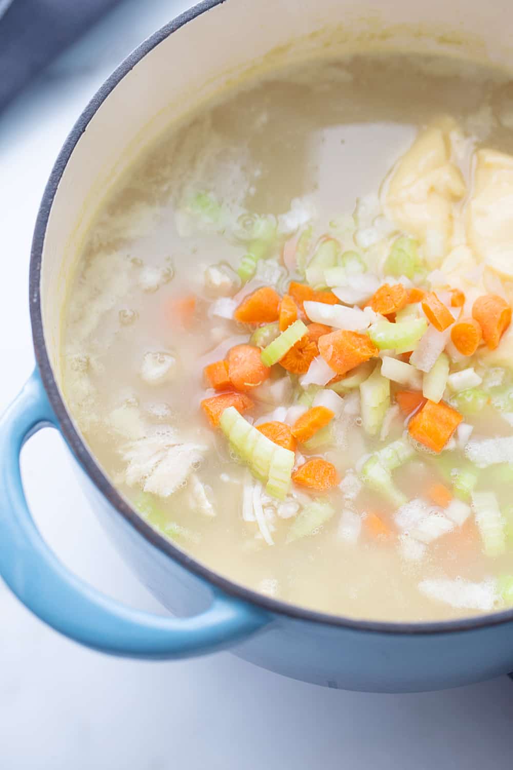 Sopa cremosa fácil de pollo y fideos de arroz: ¿necesita una comida reconfortante entre semana que también sea rápida y fácil? ¡Prueba esta cremosa sopa de fideos con pollo y arroz! #sopa #pollo