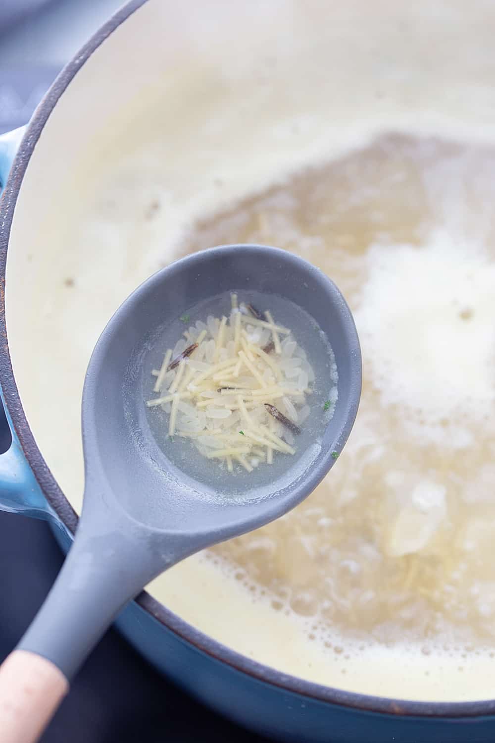 Sopa cremosa fácil de pollo y fideos de arroz: ¿necesita una comida reconfortante entre semana que también sea rápida y fácil? ¡Prueba esta cremosa sopa de fideos con pollo y arroz! #sopa #pollo