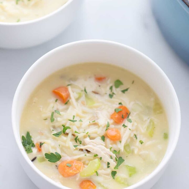 Sopa cremosa fácil de pollo y fideos de arroz: ¿necesita una comida reconfortante entre semana que también sea rápida y fácil? ¡Prueba esta cremosa sopa de fideos con pollo y arroz! #sopa #pollo