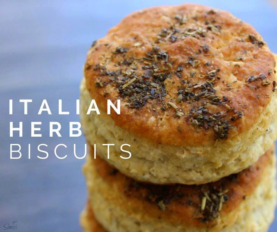 Galletas de hierbas italianas apiladas.