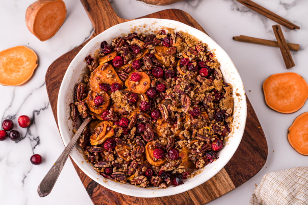 Cazuela de camote con nueces y arándanos con cuchara