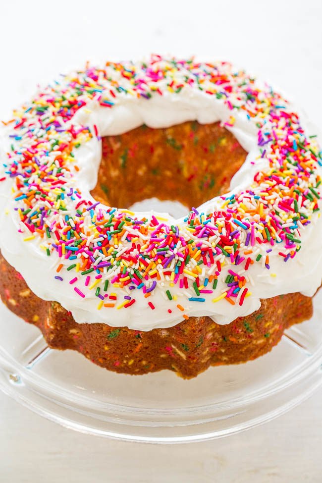 Pastel Funfetti Bundt casero fácil: ¡SIN mezcla de pastel en este pastel funfetti 100% CASERO que se espolvorea y tiene un sabor increíble! ¡Rápido, FÁCIL y la MEJOR receta de pastel de granizado funfetti!