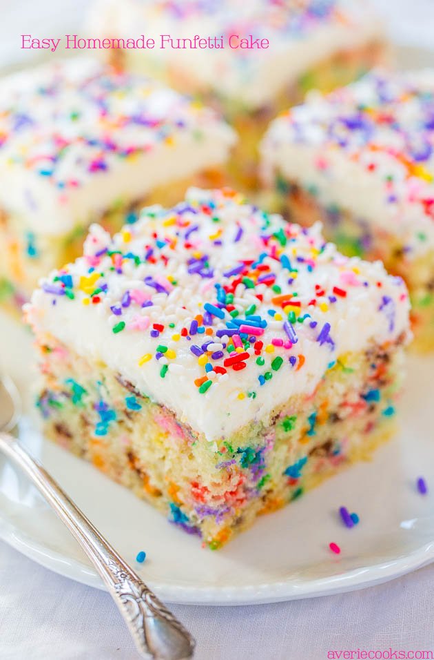 Pastel Funfetti casero fácil: ¡mueve la mezcla para pastel comprada en la tienda! ¡Este pastel fácil solo toma unos minutos para hacer y sabe mucho mejor!