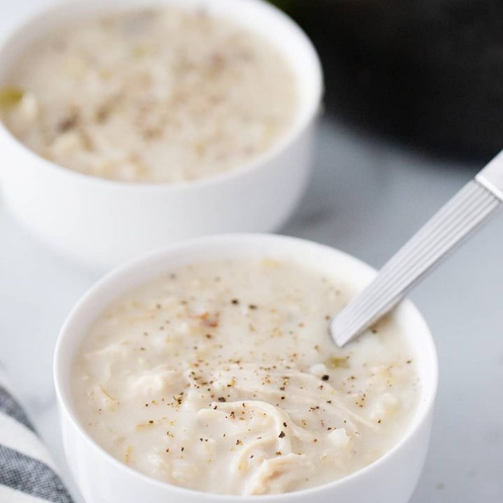 Sopa cremosa de arroz con pollo: la sopa cremosa de arroz con pollo es una comida saludable con ingredientes simples como arroz integral, apio, cebolla y pollo. ¡El favorito absoluto de la familia! #migas #sopa #sopa #sopa de pollo #sopa de arroz #recetafacil #lunes