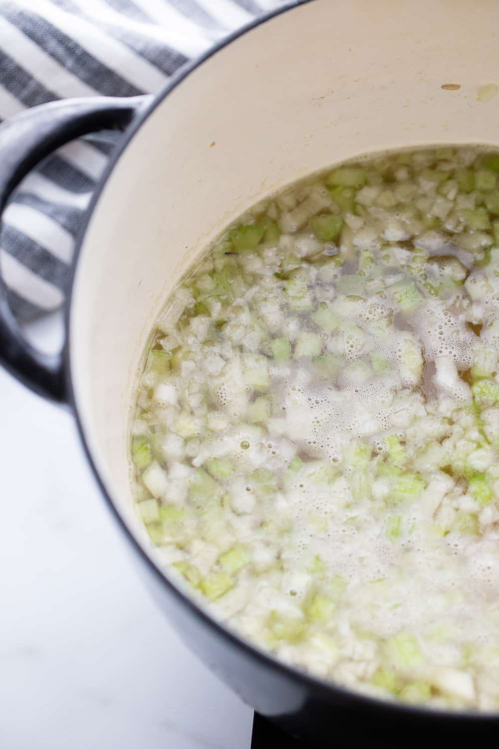 Sopa cremosa de arroz con pollo: la sopa cremosa de arroz con pollo es una comida saludable con ingredientes simples como arroz integral, apio, cebolla y pollo. ¡El favorito absoluto de la familia! #migas #sopa #sopa #sopa de pollo #sopa de arroz #recetafacil #lunes