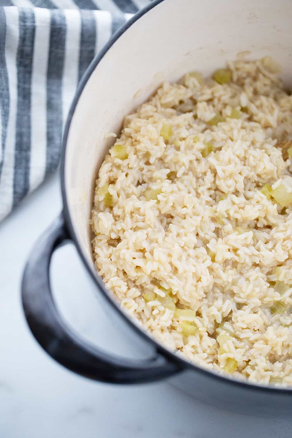 Sopa cremosa de arroz con pollo: la sopa cremosa de arroz con pollo es una comida saludable con ingredientes simples como arroz integral, apio, cebolla y pollo. ¡El favorito absoluto de la familia! #migas #sopa #sopa #sopa de pollo #sopa de arroz #recetafacil #lunes