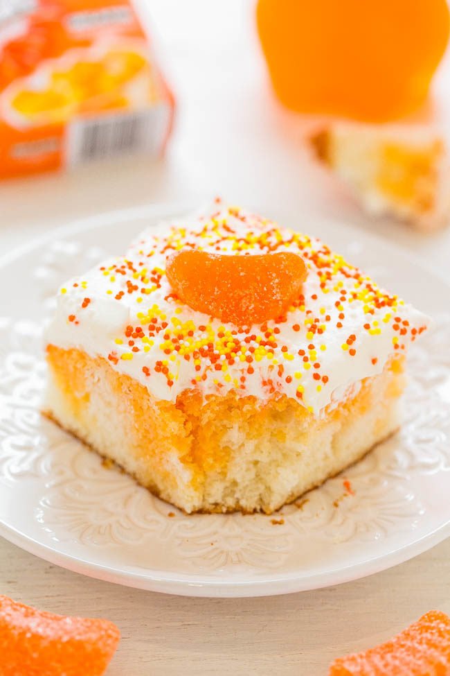 Pastel Poke de Orange Crush - ¡Disfruta del Orange Crush en este FÁCIL pastel que es súper suave y liviano! ¡El niño que todos llevamos dentro adorará este pastel de naranja con efecto tie-dye!