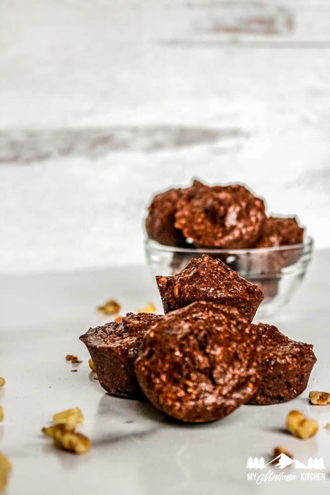 Trozos de brownie keto con nueces