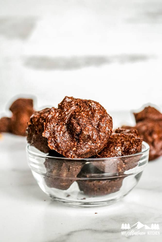 Trozos de brownie keto con nueces