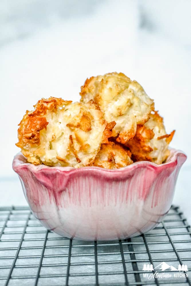 macarrones keto en un tazón rosa