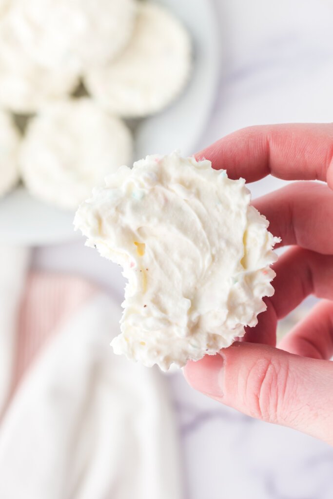 mano sujetando mini tarta de queso de pascua