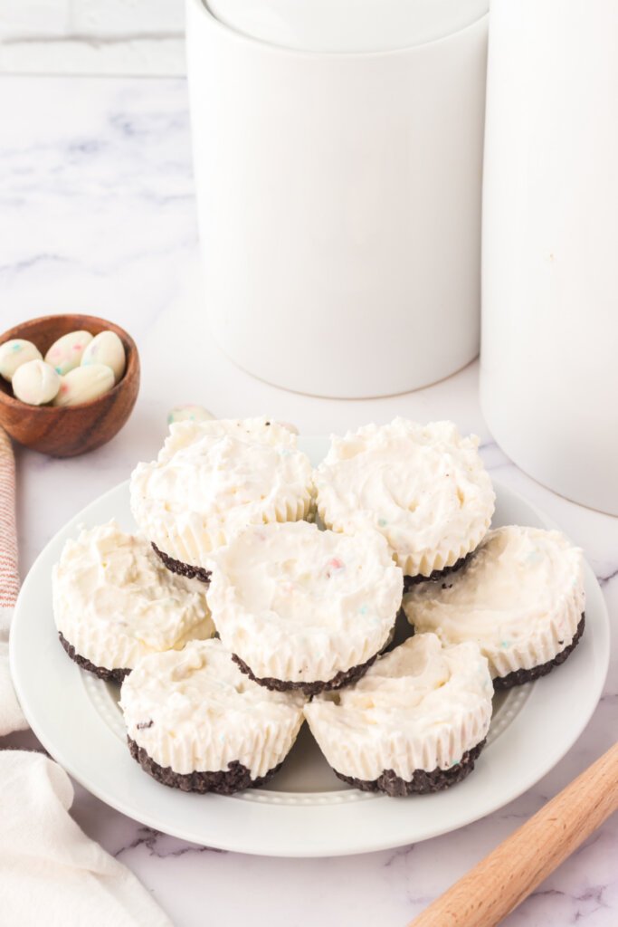 Mini tartas de queso de Pascua en plato