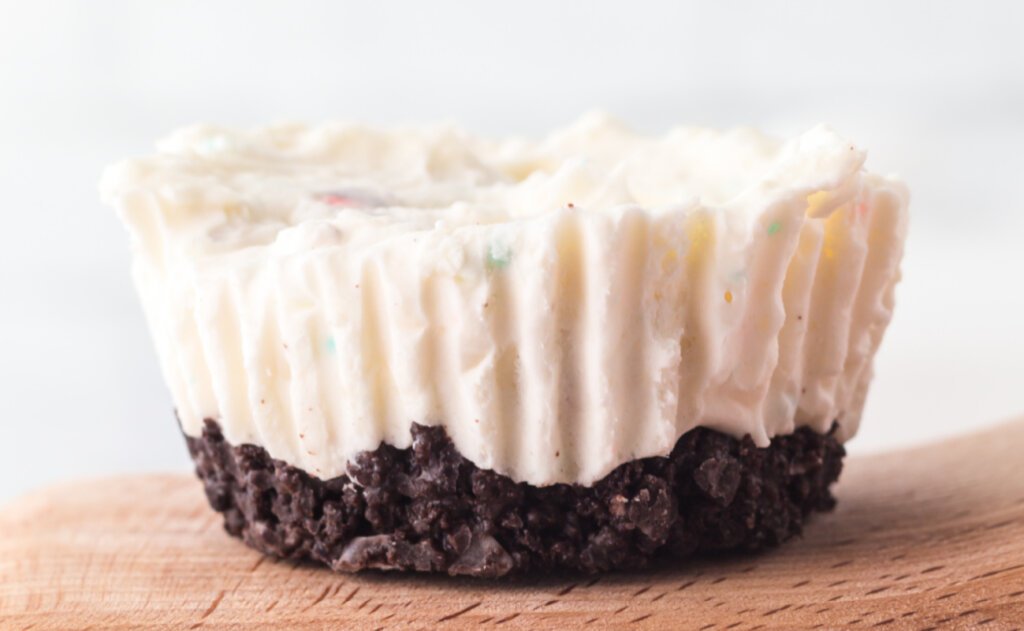 tarta de queso de pascua en superficie de madera