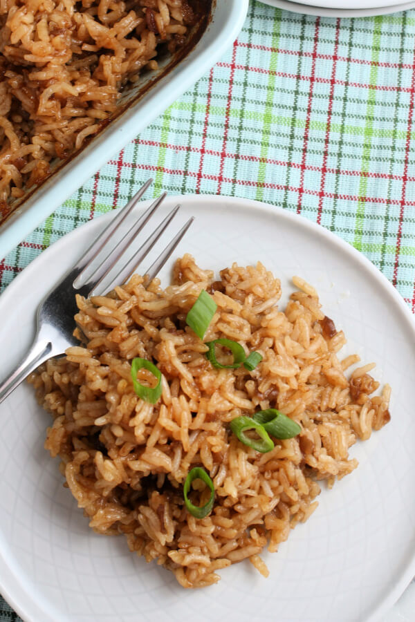 palo de arroz con mantequilla en la parte superior de la placa