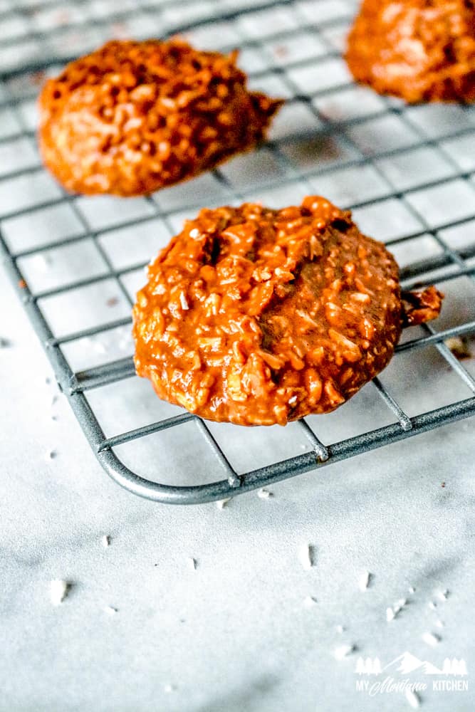 primer plano de una galleta sin ceto horneada a la parrilla