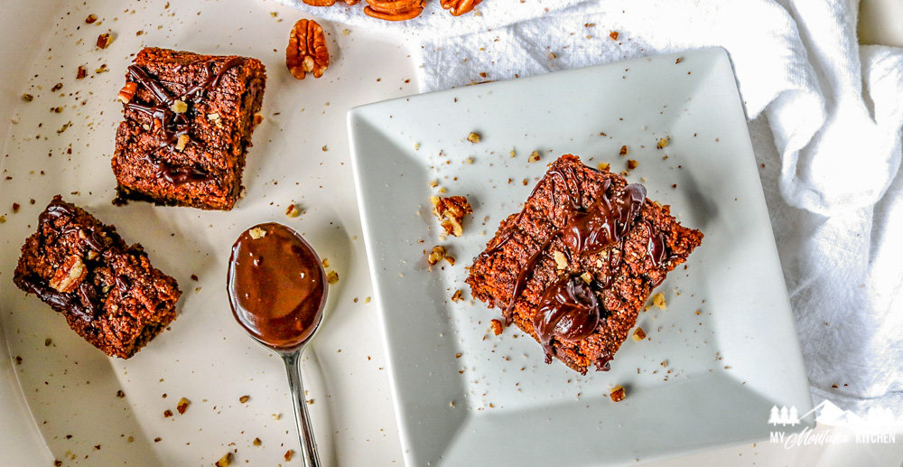 Brownies de calabaza Keto en plato blanco