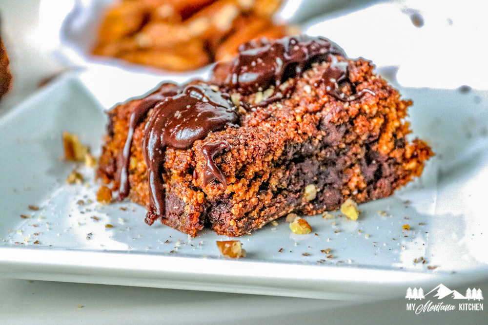 Brownie de fondant de calabaza en un plato blanco