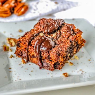 brownie de calabaza en un plato blanco