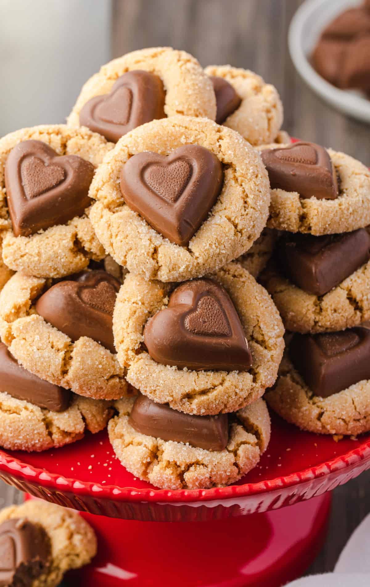 Un montón de galletas en un plato rojo.