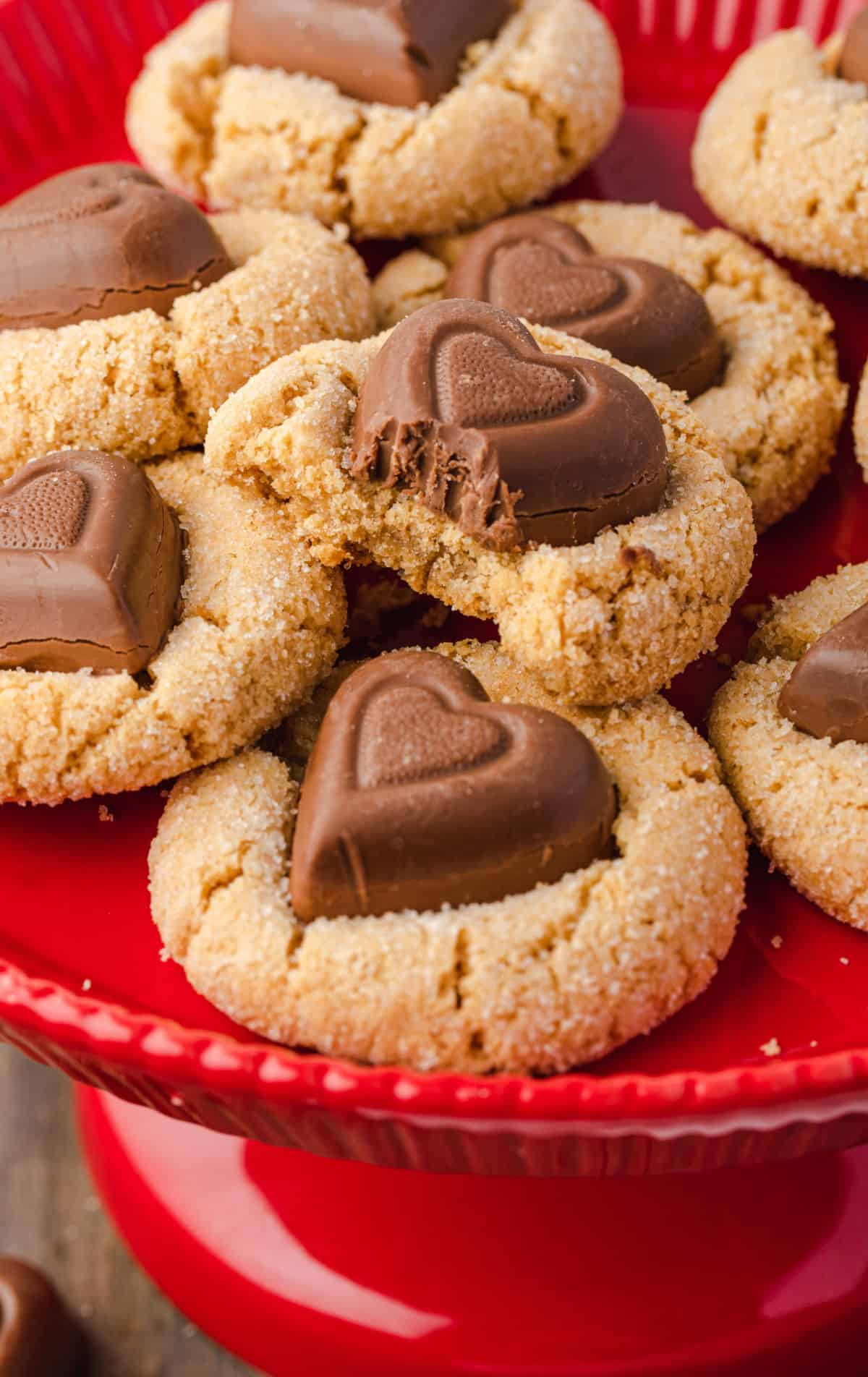 Galleta en una bandeja con un bocado.