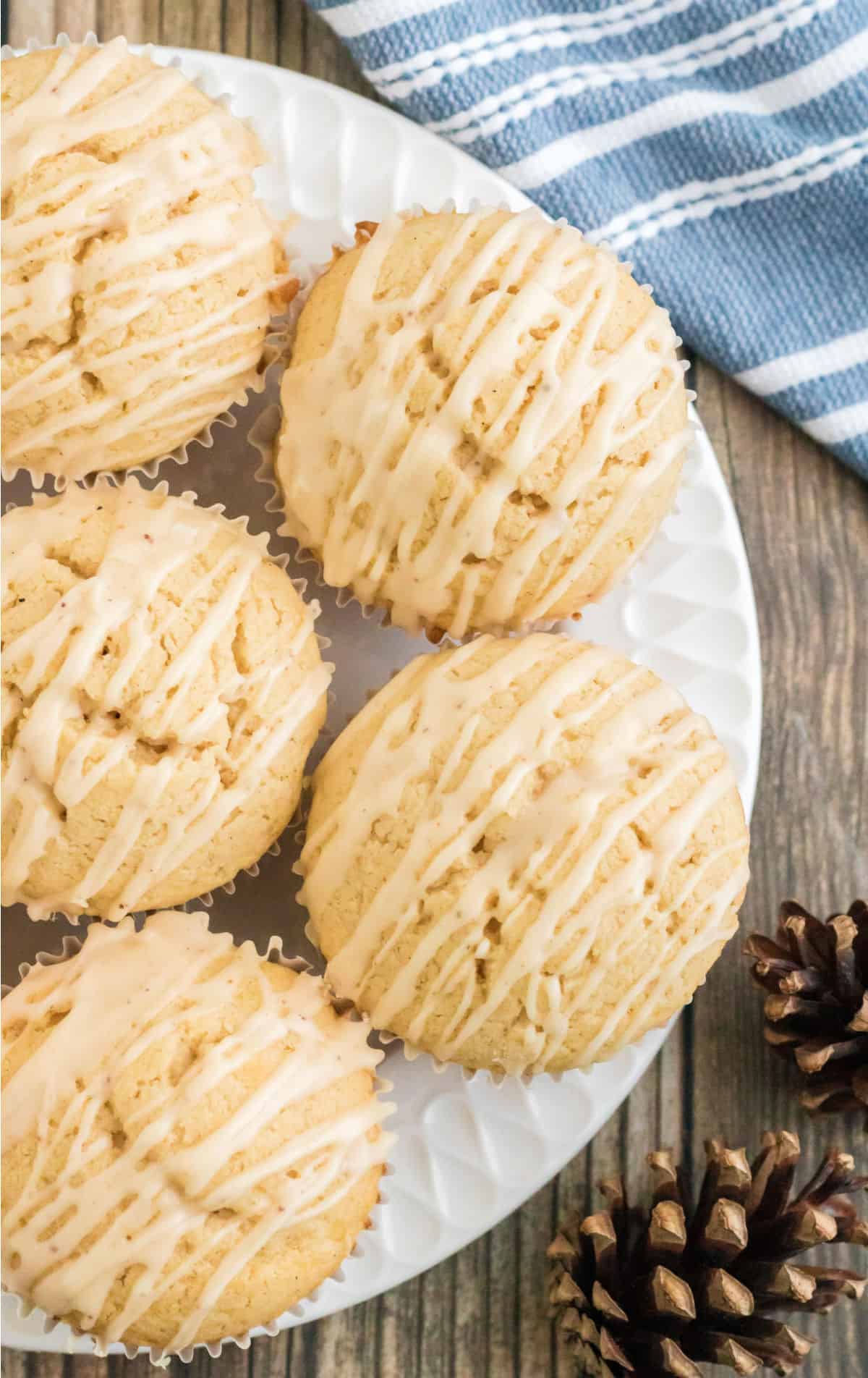 Seis muffins en un plato blanco.