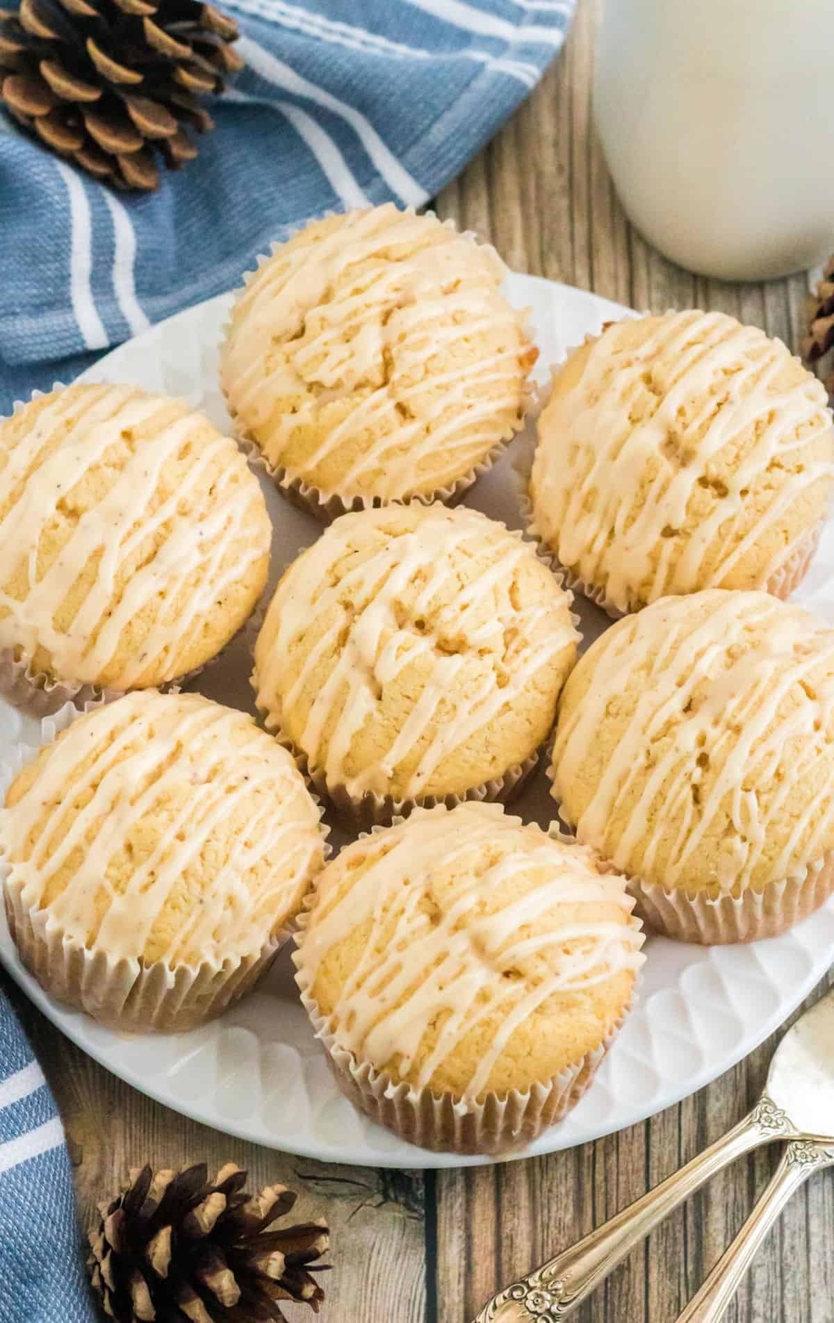 Siete muffins en un plato blanco.