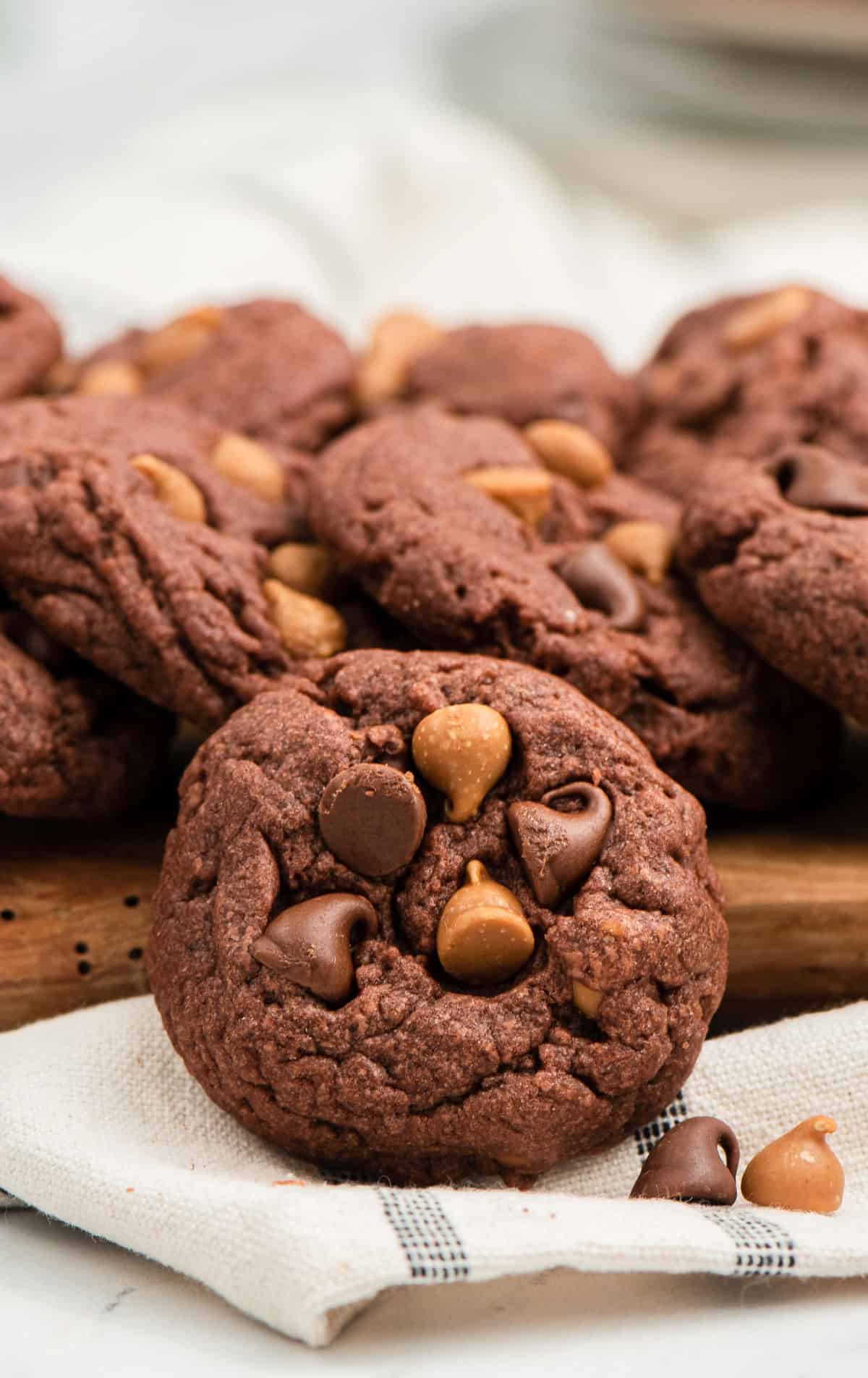Un primer plano de una galleta desde un lado.